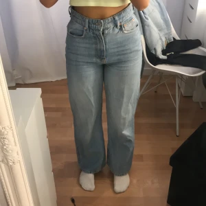 Gina tricot jeans - Idun Wilde jeans strl 34. Säljer pga av att jag inte använder så mycket så sparsamt använda. Köpta för 599kr