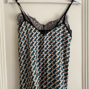 Linne siden  - Linne från Boohoo med spets och fint mönstrat ”siden”. Storlek är typ onesize! 