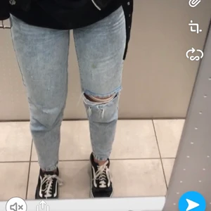 Mom jeans från gina - Superfina mom jeans från gina. Tror storleken är 34 men passar mig som har 36 galant. De är superfina men använda inte längre 🥰 100 kr + frakt