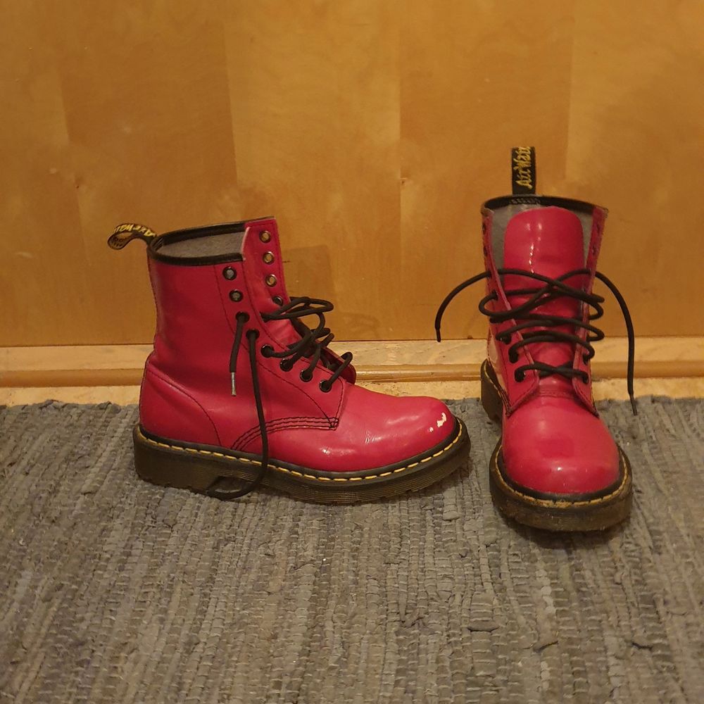 Röda Dr Martens boots | Plick Second Hand