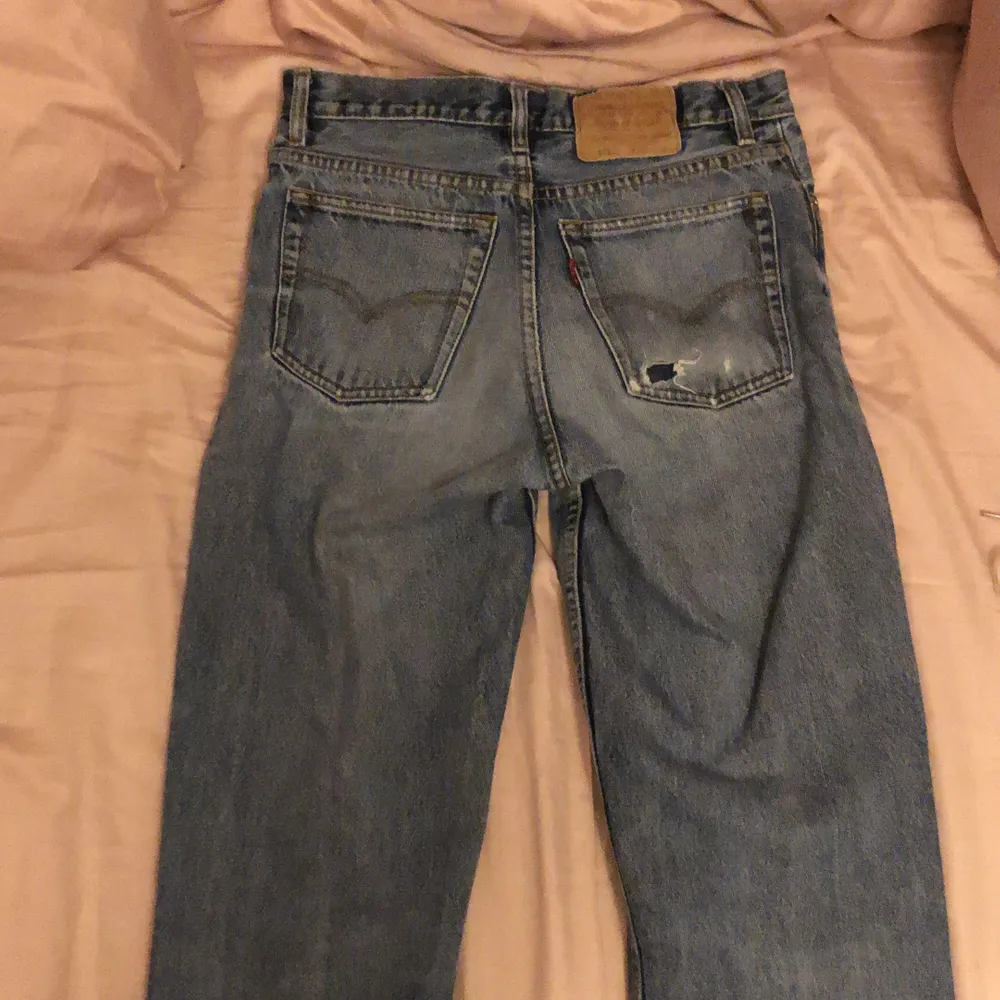 Funderar på att sälja mina vintage Levis 501or då jag tyvärr har för många jeans. De är i använt skick och har lite slitningar vilket syns på bild 2 och 3. De passar mig som har xs och är 165 cm. Möts i Stockholm annars betalar köpare frakt. . Jeans & Byxor.