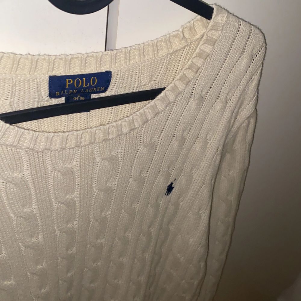 En kabelstickad tröja från Ralph lauren! Den är i storlek L (14-16). Dock lite urtvättad men å andra sidan ger de en skön vintage vibe✌🏻 . Stickat.
