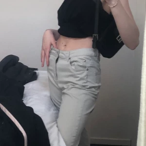 Jeans  - köpt på stadsmissionen, perfekt långa för dig som är lång och ändå vill ha ankelformen, eller till dig som är kortare och vill att den ska gå över en del! Skulle gissa på en storlek M, passar L eller en s vid en thightare kontra baggier passform !