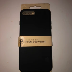 Svart Mobilskal - Aldrig använd, de står vilka former den passar till på bilden:), materialet är gummuplast så glider inte lika lätt från handen när man håller i mobilen 