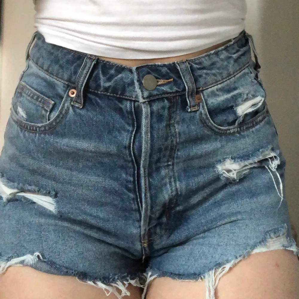 Jeans shorts • från hm • bra skick men väldigt använda • storlek 36/S •. Shorts.