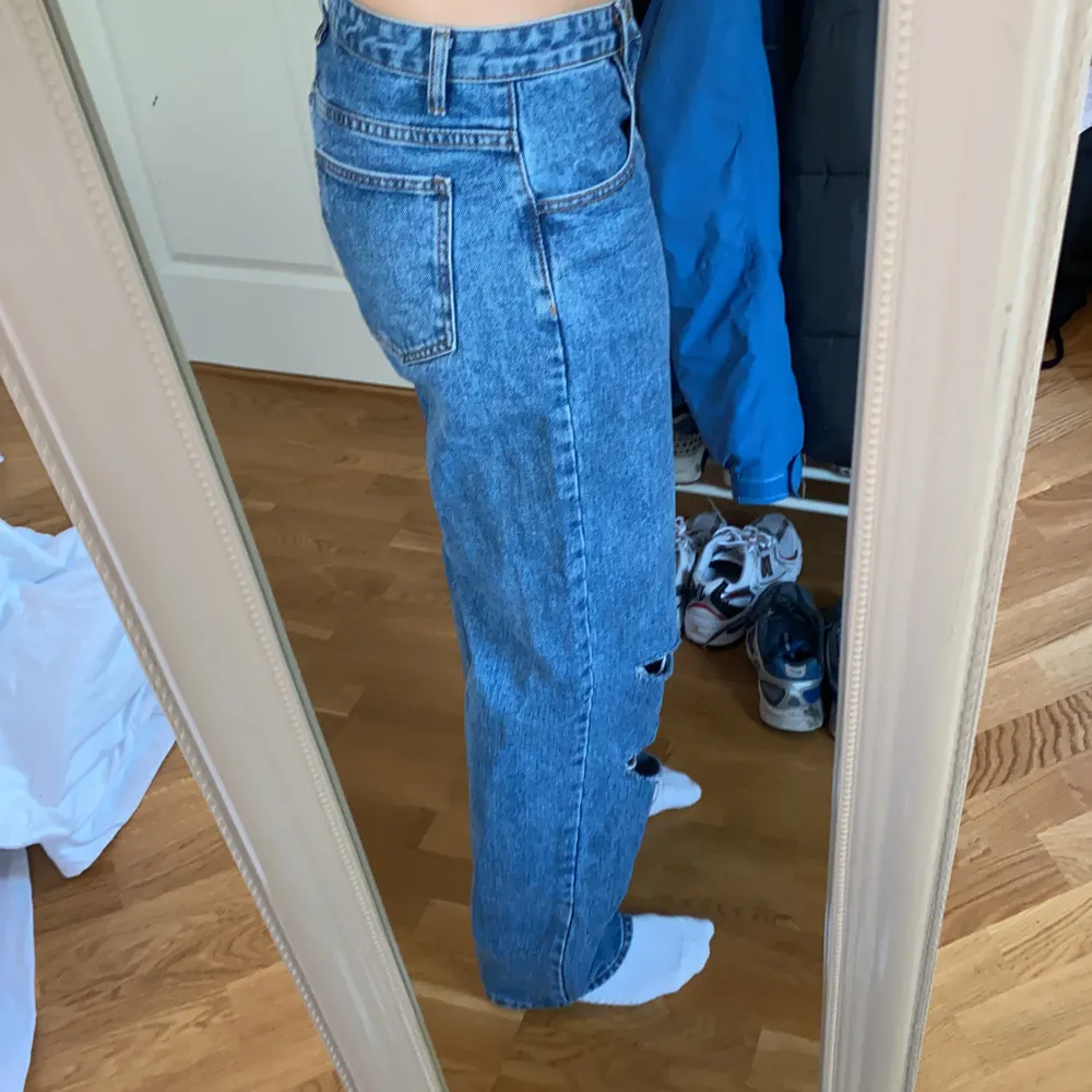 Håliga jeans i nyskick. Jeans & Byxor.