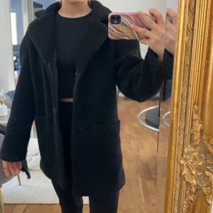 Svart Teddy kappa  - Svart Teddy jacka super bra skick köptes för 400kr säljer för 100kr är i storlek 142-152 men passar mig som är xs också, köparen står för frakten 