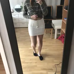 Vit kjol i storlek 38 från vero moda