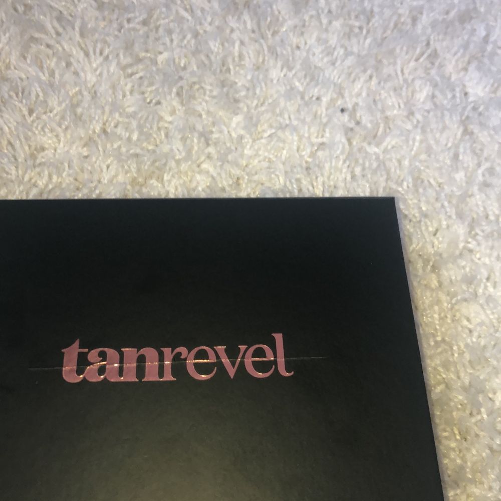 Säljer mitt tanrevel kit!! Endast testat en gång! Laddarsladden medföljer (gick nyligen sönder) ej därav priset💙 däremot är det en vanlig sladd super enkel att hitta i din lokala teknik butik! Jag skickar kittet med maskinen laddad så att du kan använda den direkt!!!!. Övrigt.