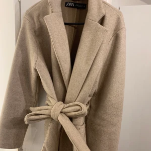 Kappa från Zara - Säljer min fina kappa från Zara! Den är storlek XS/S, den är näst intill ny! Endast använd ett fåtal gånger! DETTA ÄR EN KORT MODELL💕