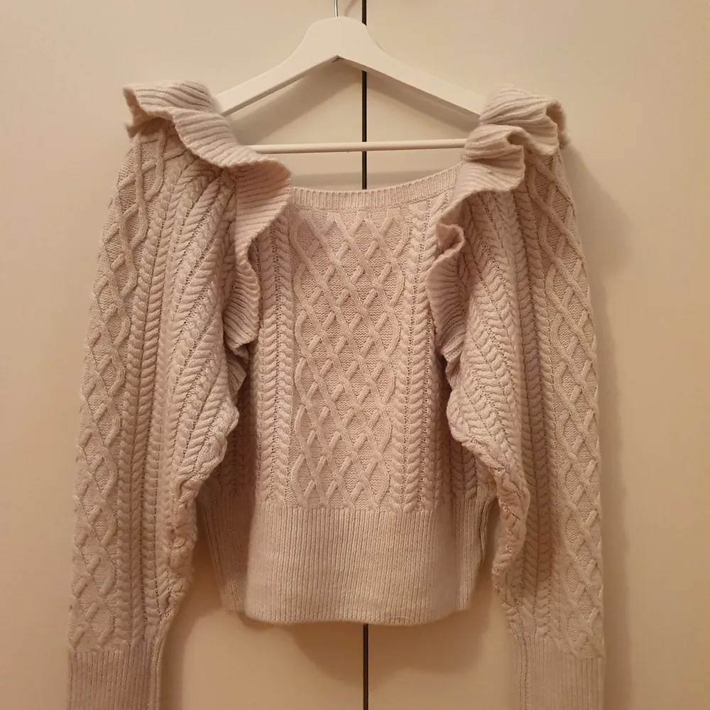 Säljare står för frakt! Helt ny och oanvänd kabelstickad tröja! (Nypris 299kr) Etiketten sitter kvar! Mjuk kvalitet, vid ärm ribbstickad vid ärmslut ich nederkant. Material: Ull - 6% Akryl - 30% Polyester - 64%. Neuleet.