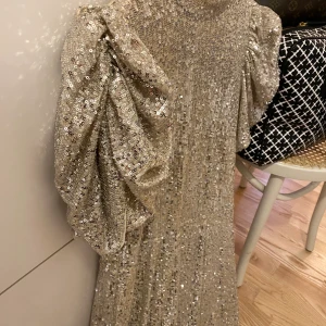 Paljett klänning, smoking  - Använd en kväll. Nyskick. Storlek S