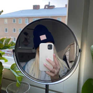 Acne mössa  - Använt 5 ggr eller mindre, köpt på nk i stockholm ( one size)