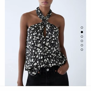 Zara topp - Säljer min helt nya, trendiga zara topp i storlek S eftersom jag har en till likadan. Prislappen finns kvar. Budgivning privat som startar på 100kr🥰 budgivningen avslutas 12/2 eller köp direkt för bra bud