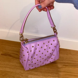 Söt liten lila väska med studs - Köparen står för frakten💕