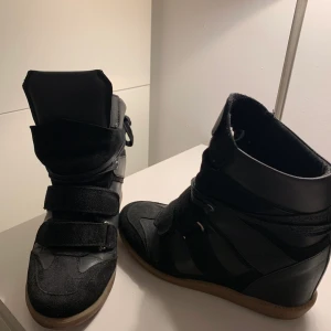Skor från Jackie  - Säljer mina skor som linkar isabel marant. De är köpta på Jackie för 2000 kr. De är nästintill oanvända och har inga skador eller fläckar. De är i storlek 38.  Pris kan diskuteras 💕