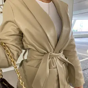 Beige faux leather blazer from Missguided. Only worn once or twice and in perfect condition. Size S. / beige kavaj i läderimitation från Missguided. Använd 1-2 ggr, strl S. 🤎