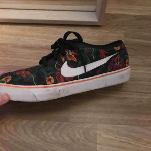  - Blommiga låga nike skor