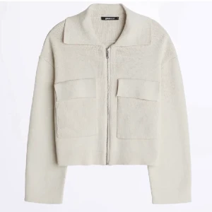 Gina Tricot kofta - INTRESSEKOLL på min fina kofta från gina. Bud från 250 kr om många är intresserade ⭐️⭐️⭐️