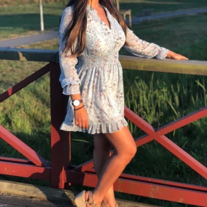 Söt klänning - Fin klänning med blommigt mönster. Passar stl S samt M