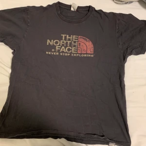 North Face t-shirt  - The north face t-shirt relativt ny inga hål eller så! Hör av er för intresse mvh Oliver❤️🙂