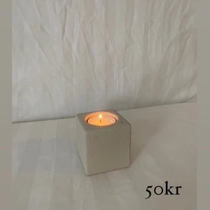 LIten ljuslykta i färg🤍 - Hej allihopa!✨ Vi är ett uf-företag som köper in inredningsdetaljer second hand för att göra om dom till en ny, modern produkt 🤍  Vi bidrar till en bättre miljö samtidigt som vi ger dig den där extra känslan i hemmet ✨🤍 frakt tillkommer.