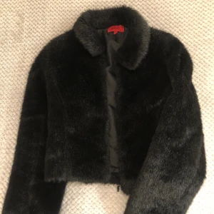 Fejk päls jacka - Fejk päls jacka i strl L, den är dock väldigt liten i strl skulle säga att den är mer som en M, inte så ”fluffig” heller lite mer sträv✨ 