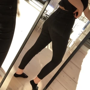 Jeans - Från monki och är köpta för 400:-. De är i bra skick men är lite slitna mellan benen. Frakt tillkommer:)
