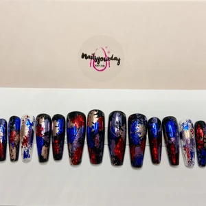 Lösnaglar - Lösnaglar ingår med nagelfil, Alkoholservett och lim.