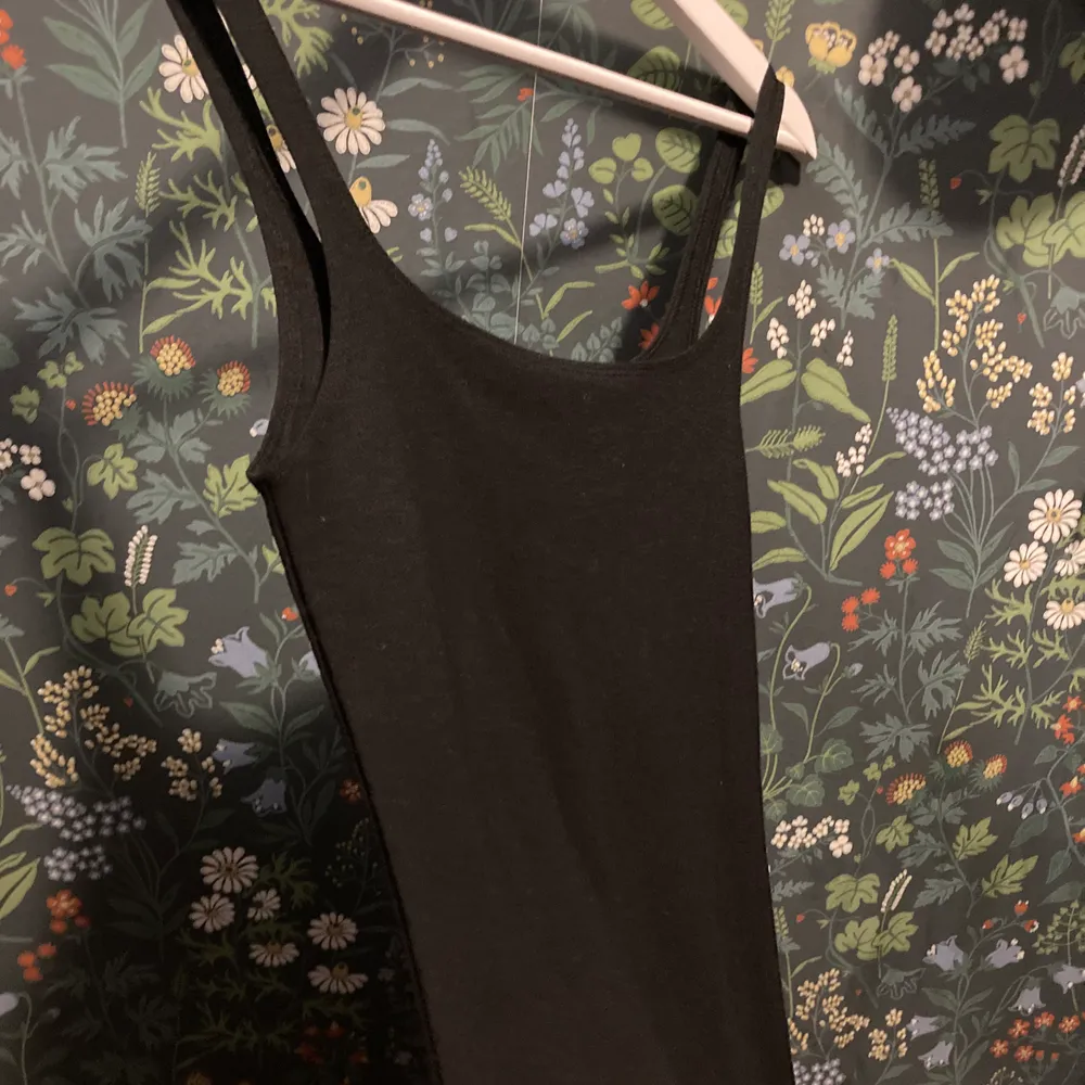 Perfekta svarta klänningen från Zara strl S. Snygg urringning bak och fram. . Klänningar.