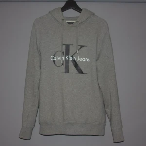 Calvin Klein Jeans Hoodie - Mycket gott skick, mest hängt i garderoben. Nypris var 1100 kr, köpt från boozt.