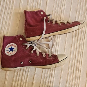 Converse  - Vinröda Converse med tunn sula. Väldigt bekväma i storlek 38. 