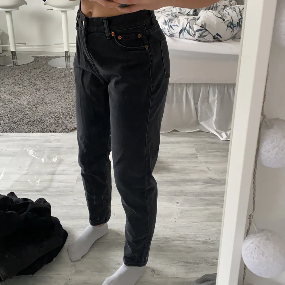 Ass SNYGGA mom jeans, mörk grå/urtvättad svart. Storlek 26 (XS/S) jag är 162. Säljer pga har redan ett par.                Pris kan diskuteras. Jeans & Byxor.