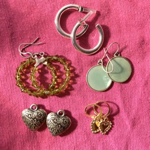 Örhängen  - Ljusgröna och silverhjärtanen är sålda❤️ Örhängen som inte används, alla i bra skick! (Ingen rost mm) De silvriga hjärtanen kan man trä på andra örhängen, då jag har tappat bort ringarna som hör till. Billiga men olika priser så skriv vid intresse eller frågor!!
