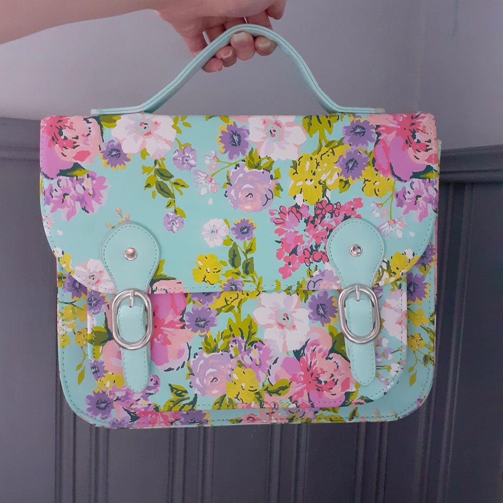 Underbar blommig väska som är slutsåld på Claire's sedan en lång tid tillbaka; nypris var 294:- Ett längre tillhörande väskband medföljer i väskan. Väskan är endast använd några få gånger och därav i fint skick💖En tydlig Vår och Sommardröm!🌸 Säljes då den används alldeles för sällan av mig. Frakt: 50kr(jag står för resten då vi delar på frakten).. Väskor.