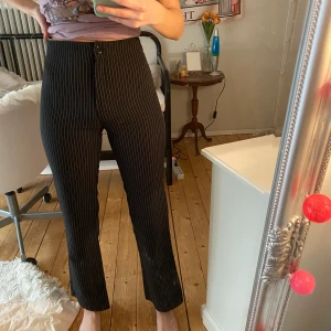 Kostymbyxor  - Balla kostymbyxor som sitter som en smäck på mig som XS! De är köpta second-hand och har inga defekter. Läs gärna mina villkor innan köp! 🧚🏼💓🧚🏼💓