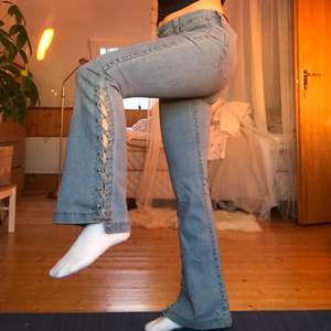 Cowboystyle🤠🤠 asnajs ljusblå bootcut jeans med snörning i benen! Kan göras tajtare elr lösare för ännu vidare ben! Lågmidjade som fasen 2000’s style 👌 och såklart superfina fickor på röven💞🙈 jag är 165 cm och de är perfekt längd, passar xs och s!🌸