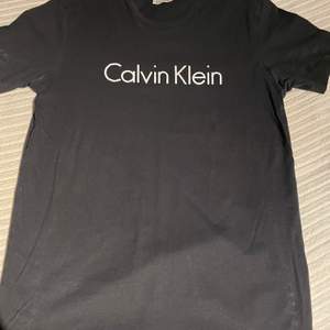 Det är en svart t-shirt från Calvin Klein. Den är använd men i fint skick. Jag tror den kostade ca 300kr när jag köpte den och jag säljer den för 70kr + frakt.
