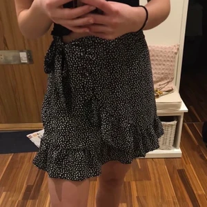 Kjol - Fin kjol med volanger och knytning❤️ frakt tillkommer 