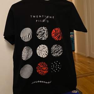 Helt oanvänd Twenty One Pilots svart t-shirt. Från blurryface eran. Bra skick! Storlek S, men ganska oversized:-)Köparen betalar frakt.