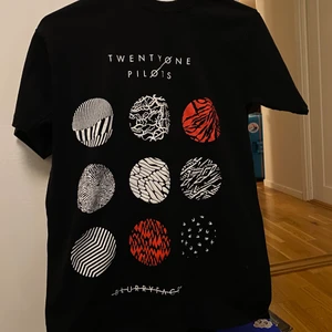 Twenty one pilots blurryface merch - Helt oanvänd Twenty One Pilots svart t-shirt. Från blurryface eran. Bra skick! Storlek S, men ganska oversized:-)Köparen betalar frakt.