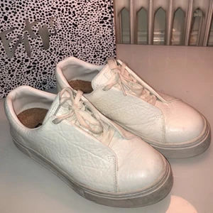 Eytys - Intressekoll på mina vita eytys! Sparsamt använda och fint skick! Köptes för 1800💕