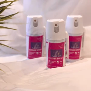 Försvarsspray  - Försvarsspray som mitt UF-företag SafeParty erbjuder. Svensktillverkad licensfri spray med en räckvidd på 4 m som irriterar ögonen och färgar förövaren röd.En perfekt accessoar att ha med i väskan som kan rädda liv. Följ gärna safeparty_uf på instagram💜