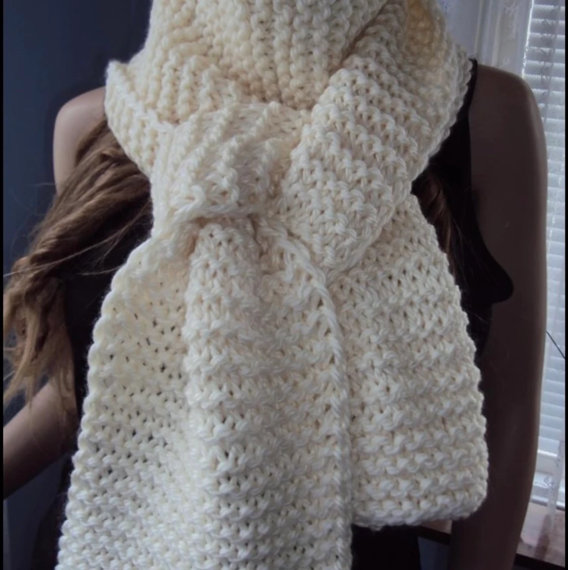 Handstickade torgvantar och halsduk  - 91