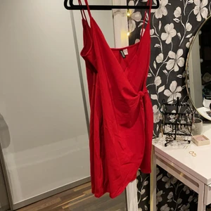 Snygg röd klänning - Snygg klänning från hm som formas efter kroppen. Varsamt använd😊 Säljer pga inte riktigt min stil