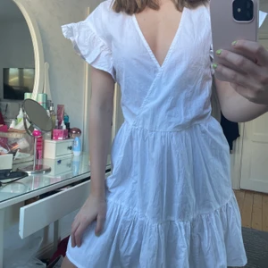 Studentklänning - En så fin klänning som passar perfekt för studenten. Köpt på asos och aldrig använd då jag hittade en annan studentklänning. Storlek 34💕