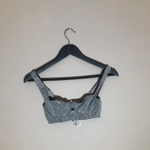 Glittrig topp  - Jättefin glittrig topp från Gina tricot. Använd endast en gång på nyår så nästan som ny. Stolek Xs så passar en A-B kupa. Glittrar inte av sig! Nypris 249kr, buda!!🦋