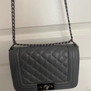 Liten handväska - Liten handväska, får plats med behövliga saker. Perfekt nu till vår/sommar. 