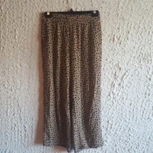 Leopard- sommarbyxor - Lösa, leopard-mönstrade byxor med risår i midjan. Sitter ordentligt. Jättesköna och svala på sommaren!