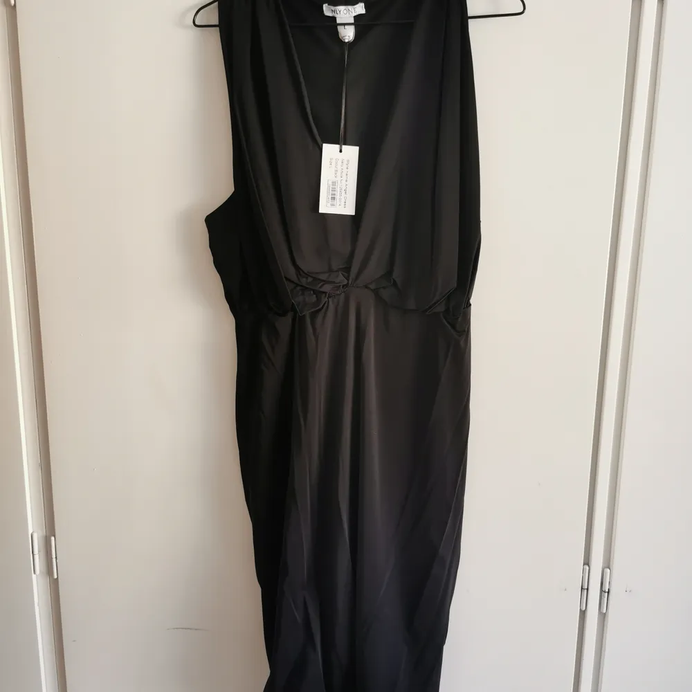 Svart klänning från NLYOne i stretchigt material. Aldrig använd storlek L. 75kr.. Klänningar.